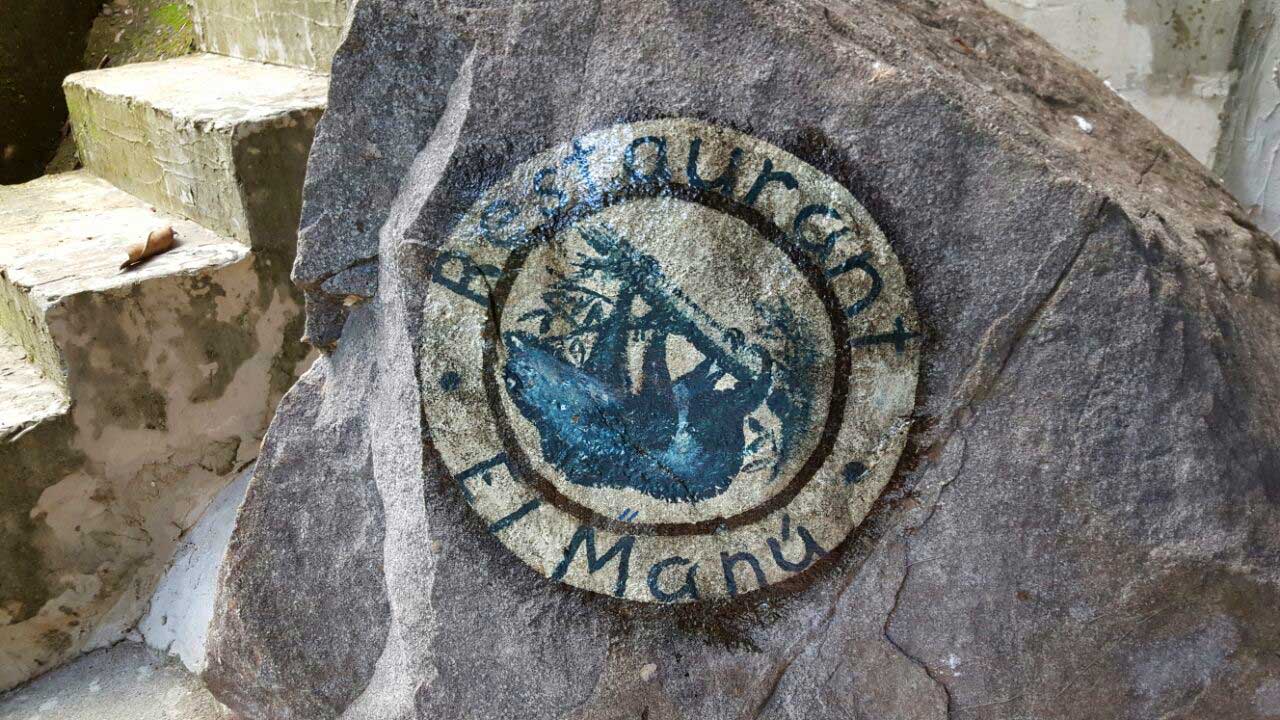 El Manu restaurant sign